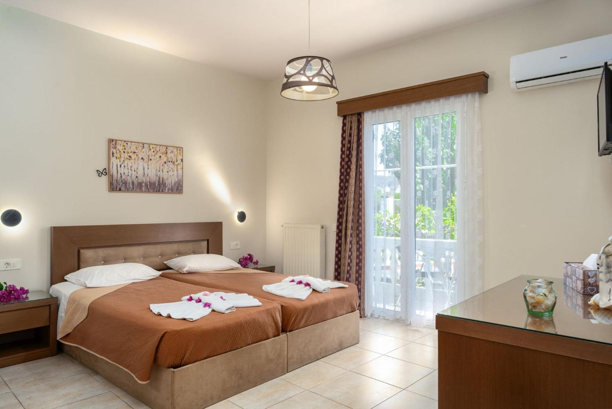 Stathis Beachfront Luxury Rooms Kalamákion Eksteriør billede