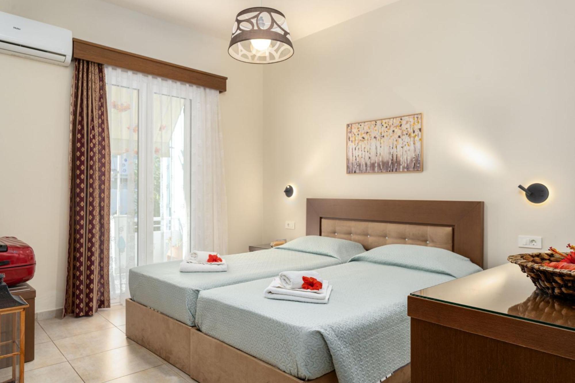 Stathis Beachfront Luxury Rooms Kalamákion Eksteriør billede
