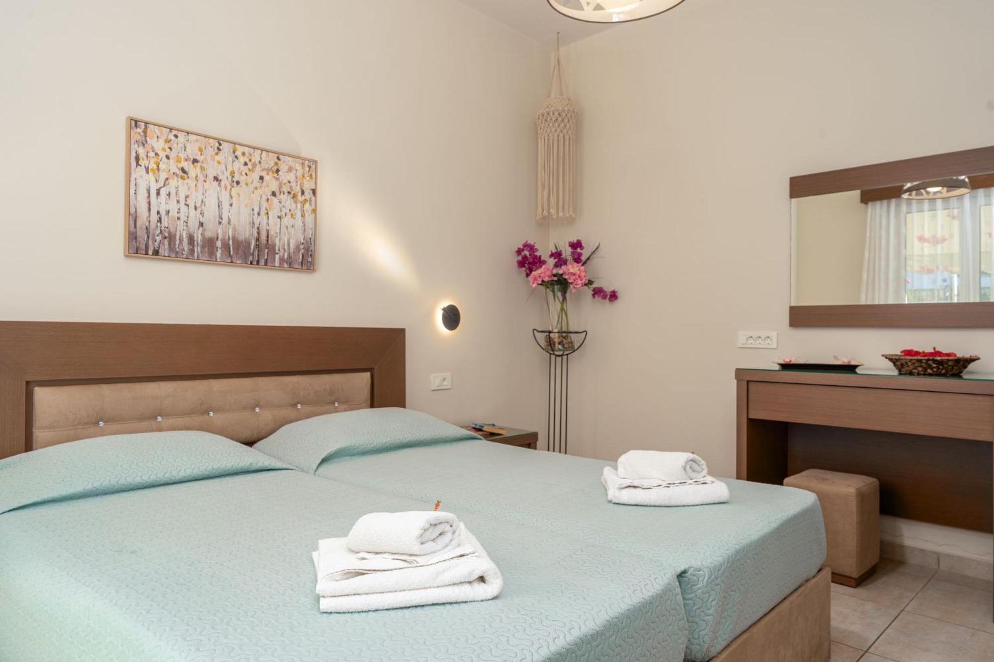 Stathis Beachfront Luxury Rooms Kalamákion Værelse billede