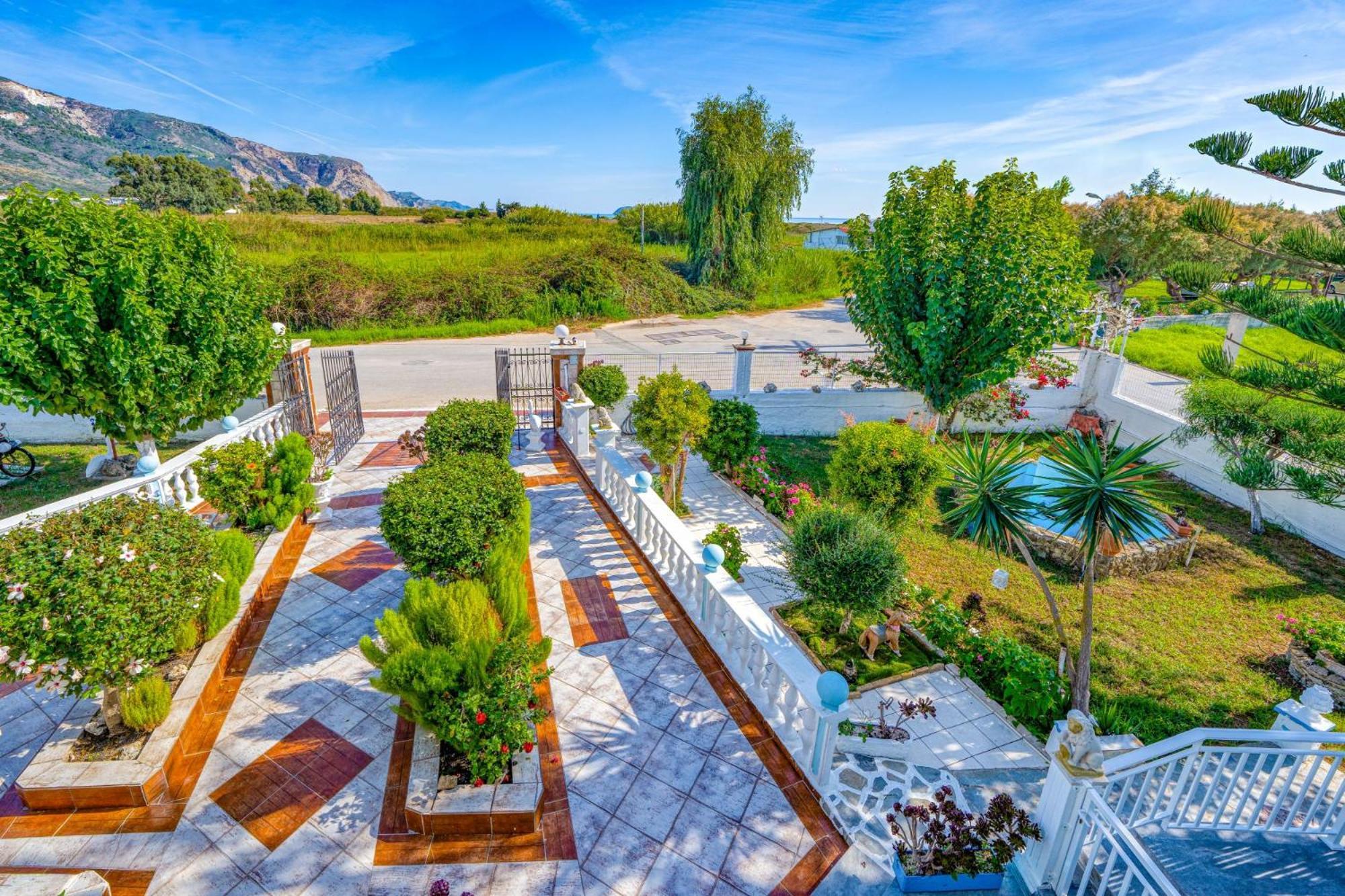 Stathis Beachfront Luxury Rooms Kalamákion Eksteriør billede